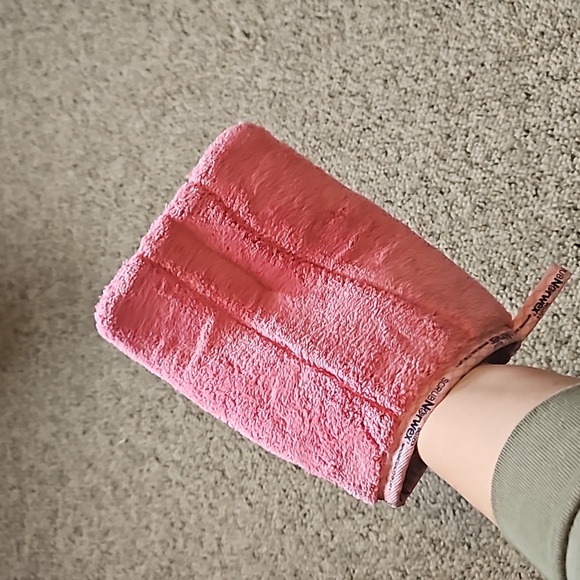 Norwex Pink Bathroom Scrub Mitt - Picture 8 of 10